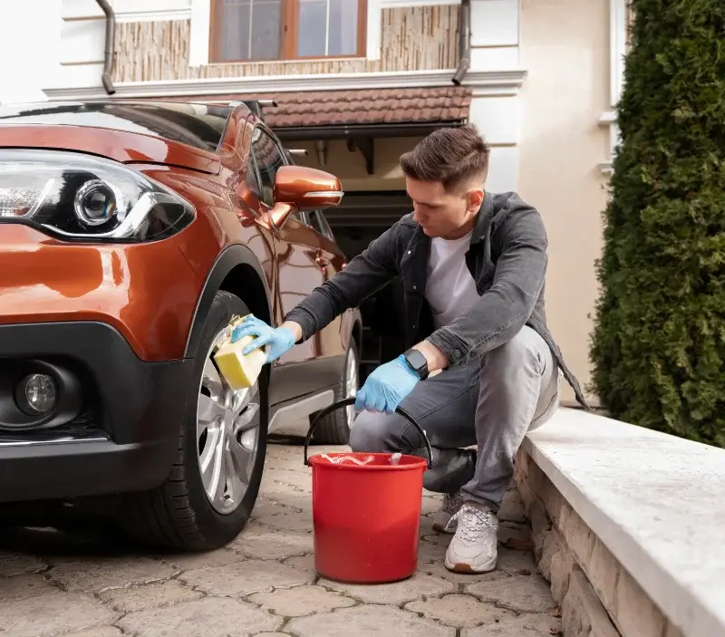 Lavage auto à domicile Lacaze : professionnel intervenant sur un véhicule